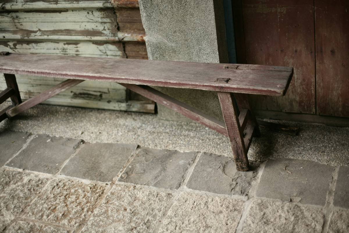 Comparison chart of Home Depot wooden bench types: indoor vs outdoor, wood species, weight capacity, and price ranges