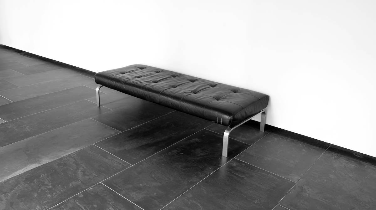 Cross-section diagram showing true rolled hem vs. flat-edge bench construction