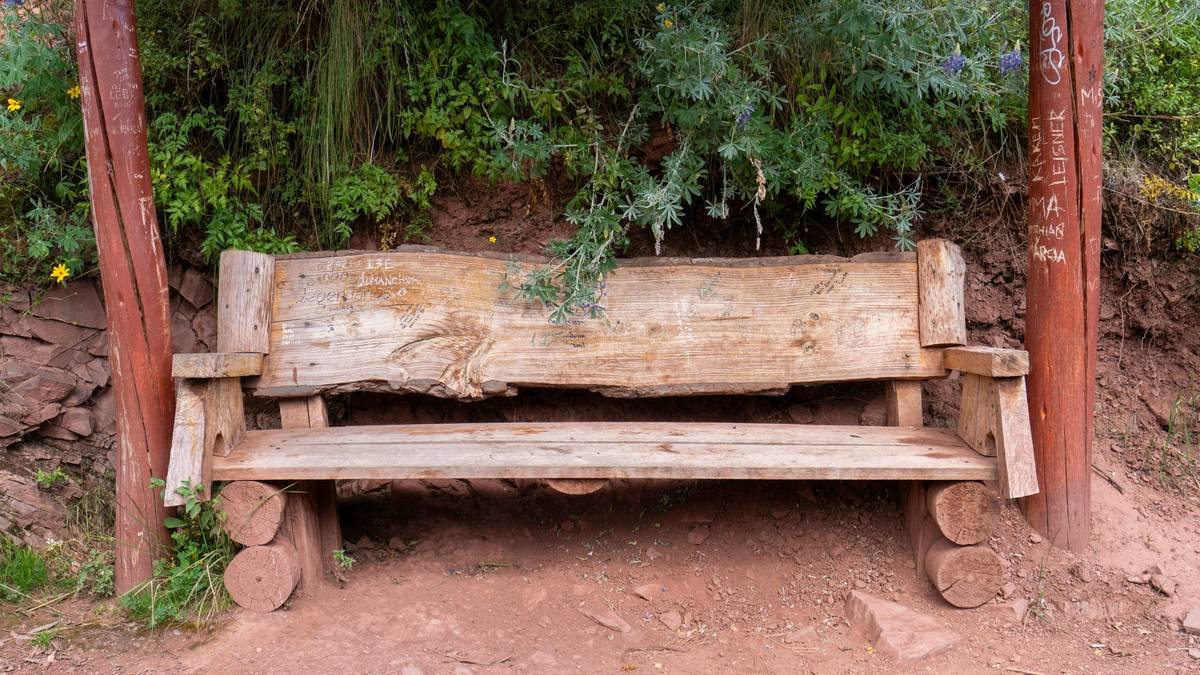 Infographic: Annual maintenance checklist for wooden outdoor benches—clean, inspect, sand, seal