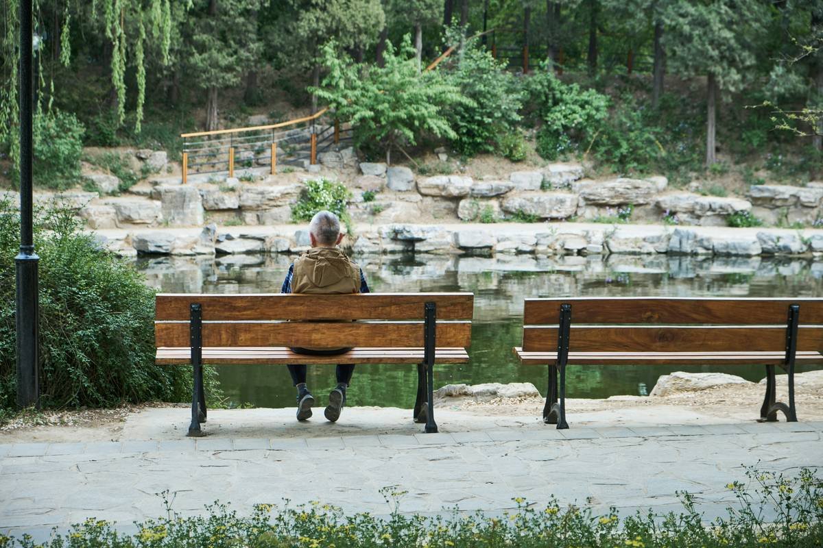 Infographic comparing comfort, support, and durability of outdoor benches with backs vs. backless models