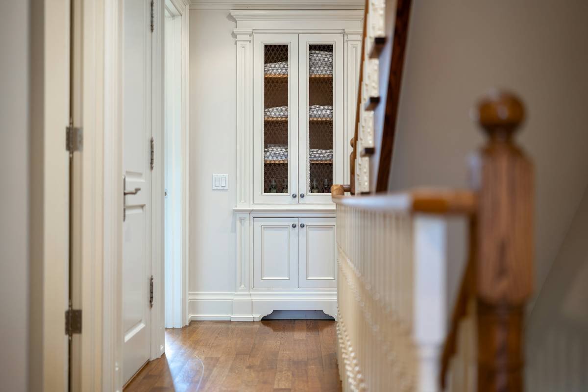 Infographic comparing four types of entryway benches: ottoman, cubby, lift-top, and open shelf—with pros, cons, and ideal square footage
