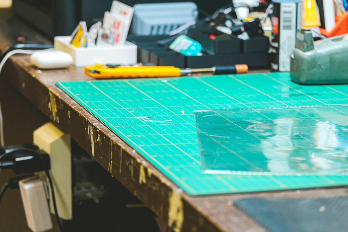 Infographic comparing solid wood vs. veneer vs. MDF workbench durability over 2 years