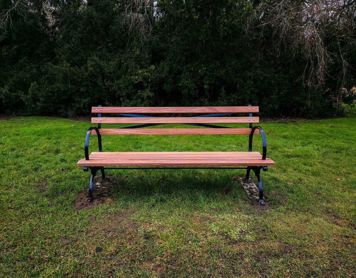 Infographic showing why DIY benches fail: warped wood due to high moisture content, weak joints from improper fasteners, incorrect seat depth causing discomfort