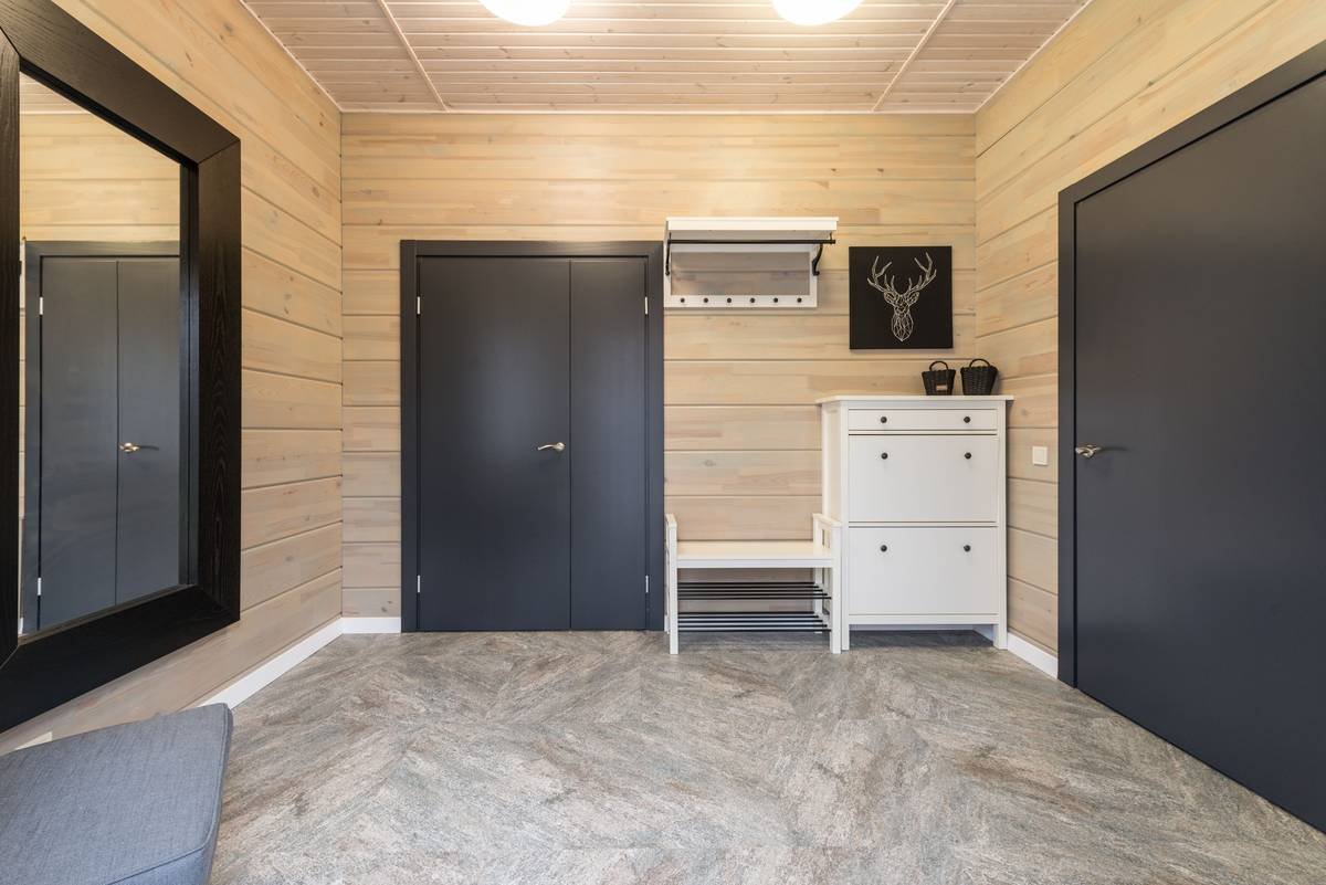 Infographic showing 68% of homeowners frustrated by entryway clutter, with icons of shoes, coats, and mail piling up next to a labeled entryway bench with storage solution
