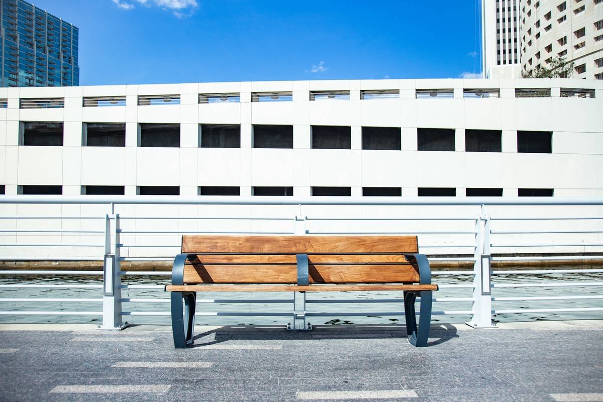 Why Most outdoor benches commercial Fail Within 2 Years (And How to Choose Ones That Last)