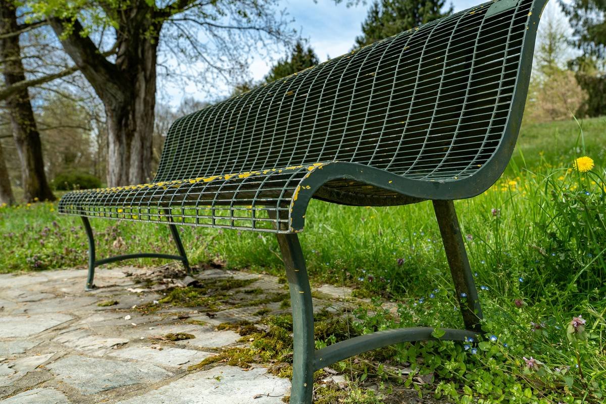 Why Outdoor Benches Metal Outlast Every Other Material (And Where Most Homeowners Go Wrong)