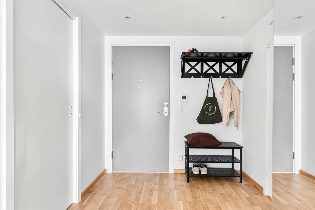 entryway benches for small spaces